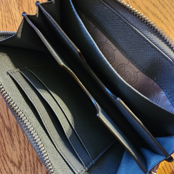 Michael Kors Grey Snakeskin Wristlet Wallet/cell phone carrier - Picture 9 of 12